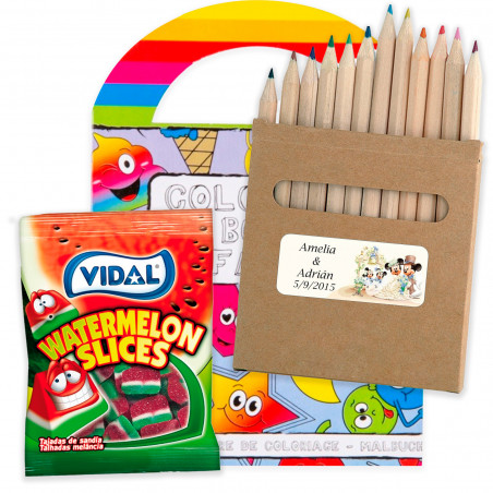 Livro de colorir e lápis em uma caixa personalizada com um saco de doces para lembrancinhas de casamento