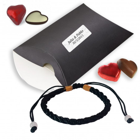 Pulseira masculina e chocolates em formato de coração apresentados em caixa preta personalizada para casamentos e eventos