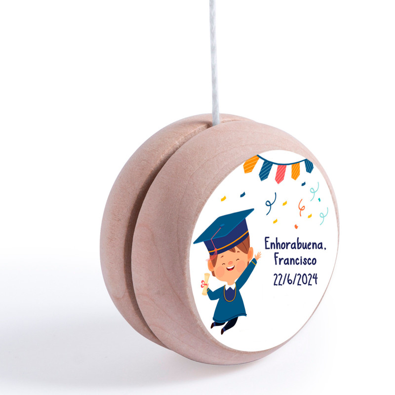 Ioiô de madeira personalizado com adesivo de formatura para meninos