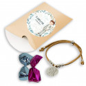 Pulseira com medalha da Virgem Maria e chocolates em estojo personalizado para comunhão de menino.