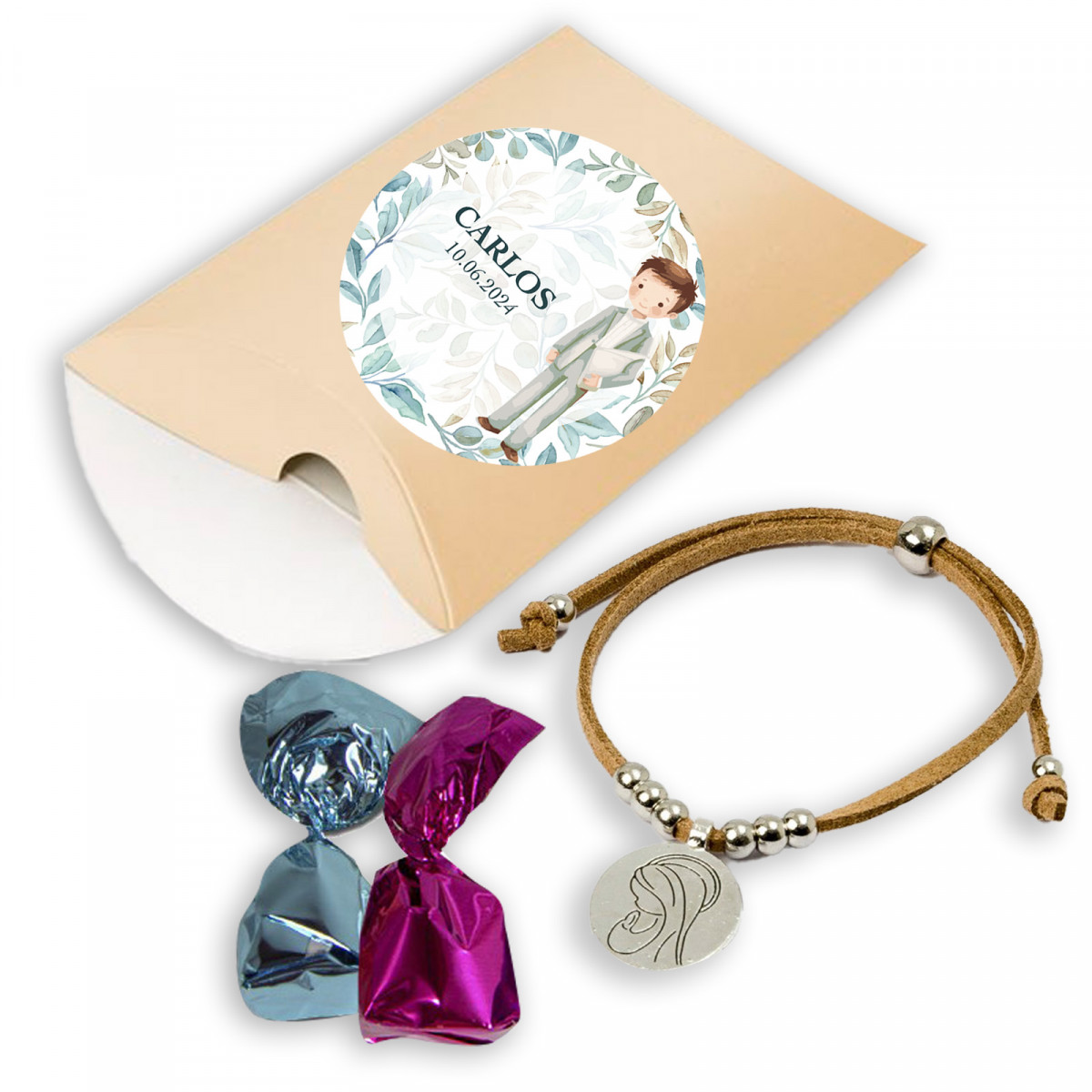 Pulseira com medalha da Virgem Maria e chocolates em estojo personalizado para comunhão de menino.