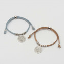 Pulseira com medalha da Virgem Maria e chocolates em estojo personalizado para comunhão de menino.