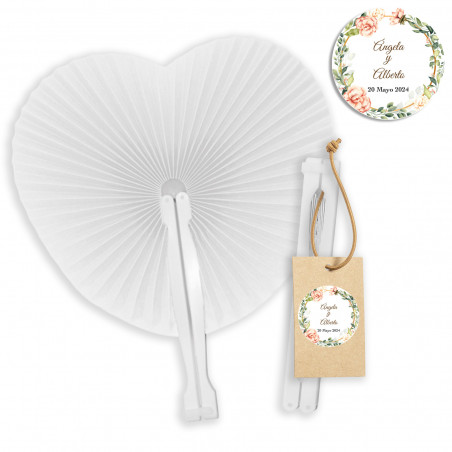Leque branco em formato de coração com tag personalizada para casamentos e eventos
