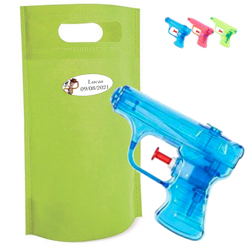 Pistola de água infantil em uma sacola de presente e adesivo personalizado