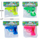 Pistola de água infantil em uma sacola de presente e adesivo personalizado