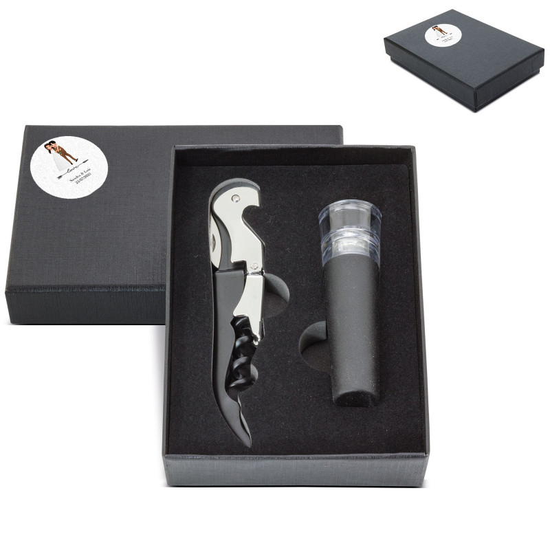 Rolha de vinho com bomba de vácuo e abridor de garrafas apresentado em caixa preta com adesivo de casamento personalizado.