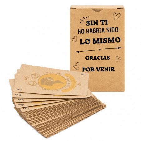 Baralho de cartas kraft com chaveiro apresentado em caixa de presente