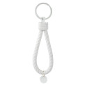 Chaveiro trançado com cartão personalizado em saquinho de organza para lembrancinhas de batizado