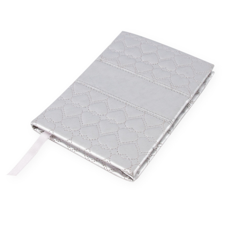 Caderno com capa em cor prata metalizada com corações