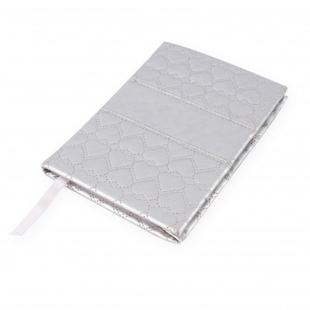 Caderno com capa em cor prata metalizada com corações