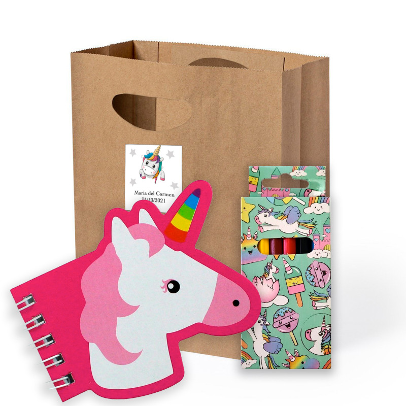 Caderno de unicórnio e lápis de cera em uma caixa de unicórnio em uma bolsa com um adesivo personalizado para detalhes
