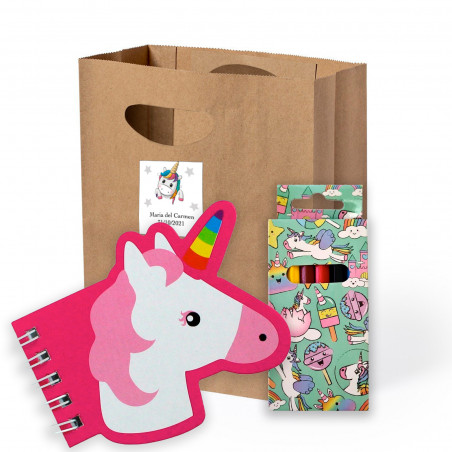 Caderno de unicórnio e lápis de cera em uma caixa de unicórnio em uma bolsa com um adesivo personalizado para detalhes
