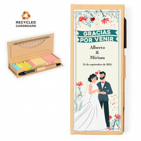 Marcadores e notas coloridas, caneta e régua personalizadas para lembrancinhas de casamento em uma caixa de papelão.