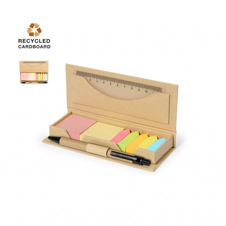 Marcadores e notas coloridas, caneta e régua personalizadas para lembrancinhas de casamento em uma caixa de papelão.