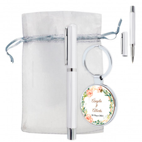 Chaveiro e caneta personalizados em saquinho de organza para presente