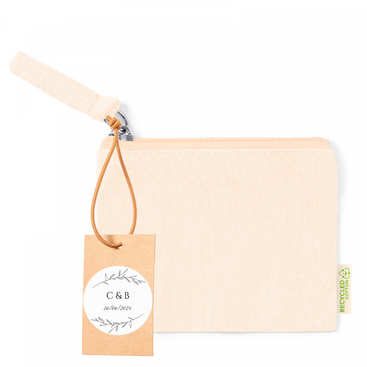 Bolsa de marfim com etiqueta para pendurar e adesivo personalizado com iniciais para lembrancinhas de casamento.