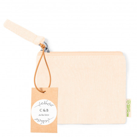 Bolsa de marfim com etiqueta para pendurar e adesivo personalizado com iniciais para lembrancinhas de casamento.