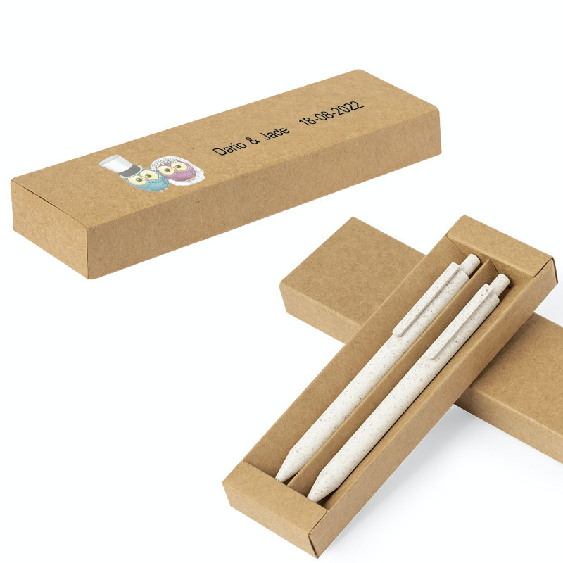 Caneta e lapiseira em um estojo ecológico com adesivos personalizáveis para um casamento.