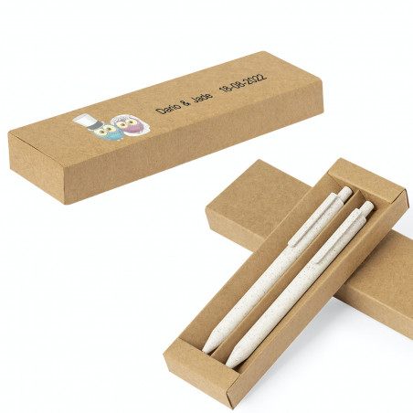 Caneta e lapiseira em um estojo ecológico com adesivos personalizáveis para um casamento.