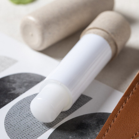 Bálsamo labial em bastão personalizado com bolsa rústica para casamentos