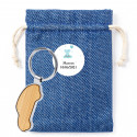 Chaveiro de bambu em forma de carro apresentado em saco de tecido com adesivo personalizado para detalhes
