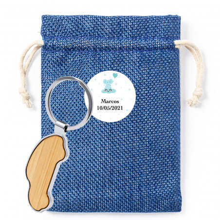 Chaveiro de bambu em forma de carro apresentado em saco de tecido com adesivo personalizado para detalhes