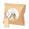 Chaveiro de bambu em envelope kraft personalizado para lembrancinhas de casamento