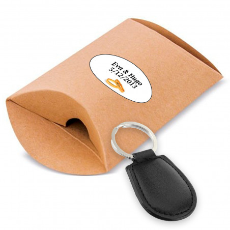 Chaveiro de couro sintético apresentado em estojo kraft personalizado para mais detalhes