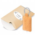 Chaveiro ecológico em envelope kraft personalizado com adesivos iniciais para detalhes
