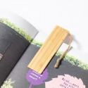 Marcador de página de bambu personalizado com adesivo floral para detalhes