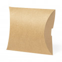 Chaveiro com bandeira em envelope kraft personalizado com adesivo de iniciais para detalhes