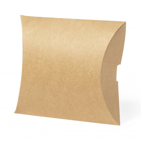 Chaveiro com bandeira em envelope kraft personalizado com adesivo de iniciais para detalhes