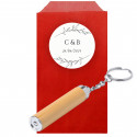 Chaveiro de lanterna de bambu em envelope kraft com adesivo inicial personalizado para detalhes