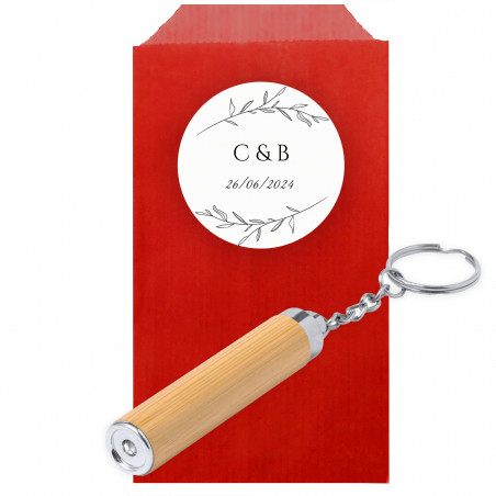 Chaveiro de lanterna de bambu em envelope kraft com adesivo inicial personalizado para detalhes