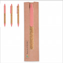 Caneta de palha de trigo rosa em estojo com adesivo de batizado para detalhes