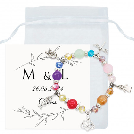 Pulseira com contas coloridas e pingentes em uma bolsa de organza com um cartão de agradecimento pelos detalhes