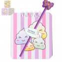 Caderno com emoticons e lápis com borracha em forma de borboleta e adesivo personalizado para detalhes