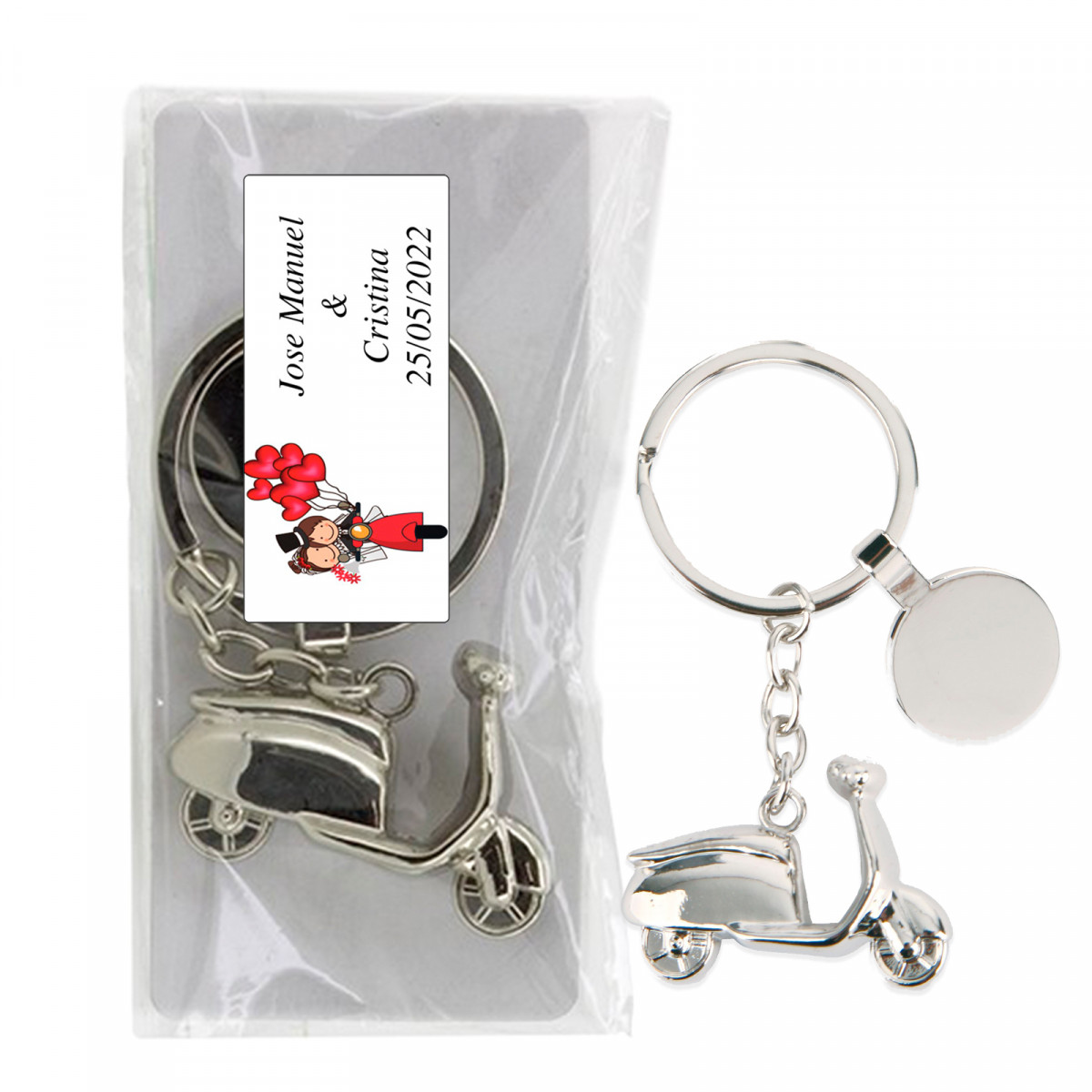 Chaveiro de scooter de metal em uma bolsa transparente com um adesivo personalizado com detalhes do casamento.