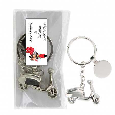 Chaveiro de scooter de metal em uma bolsa transparente com um adesivo personalizado com detalhes do casamento.