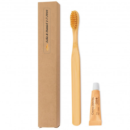 Escova de dentes com pasta de dente em caixa com adesivo personalizado para detalhes de casamentos