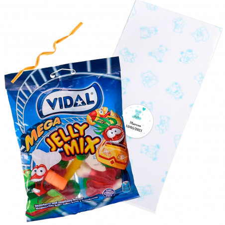 Uma mistura de ursinhos de goma em uma bolsa com um ursinho de pelúcia azul, fecho dourado e um adesivo personalizado para