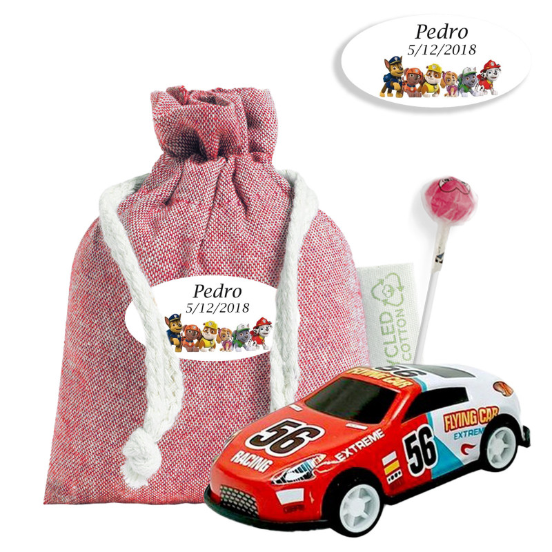Carrinho de brinquedo de metal com pirulitos em uma bolsa personalizada para um evento infantil