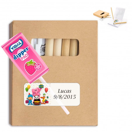 Caixa com lápis de cor e apontador com concha de morango e adesivo personalizado do Pocoyo para mais detalhes