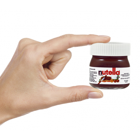 Nutella em um pequeno pote com uma colher de sorvete apresentada em uma sacola personalizada com um adesivo de Halloween.