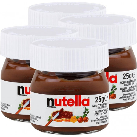 Nutella em um pequeno pote com uma colher de sorvete apresentada em uma sacola personalizada com um adesivo de Halloween.