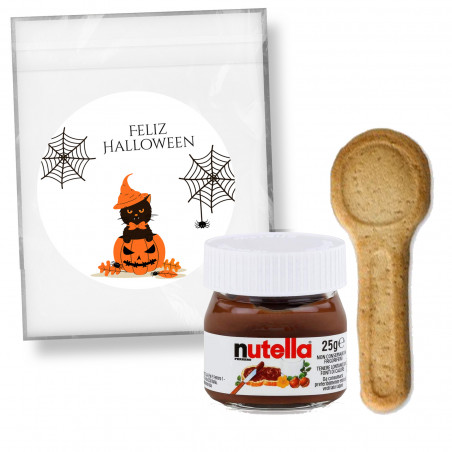 Nutella em um pequeno pote com uma colher de sorvete apresentada em uma sacola personalizada com um adesivo de Halloween.