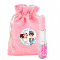 Caneta batom em bolsa de pano rosa com adesivo personalizado para detalhes