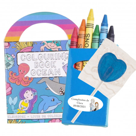 Livro de colorir com adesivos e giz de cera, além de um pirulito azul personalizado com adesivo Frozen