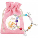 Pulseira com contas coloridas e charms em bolsa de tecido rosa e adesivo especial para batizado