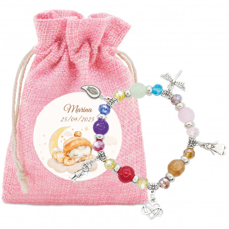 Pulseira com contas coloridas e charms em bolsa de tecido rosa e adesivo especial para batizado
